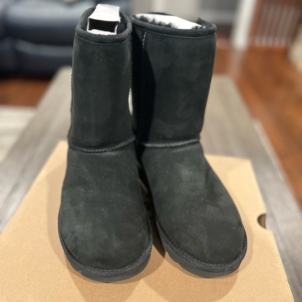 UGG Classic Short in black